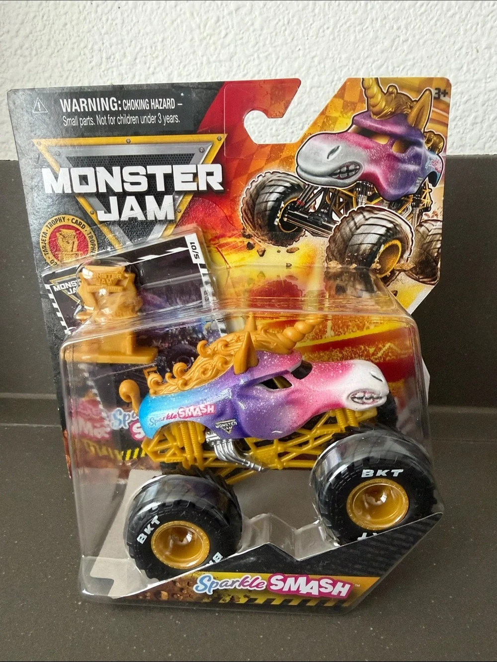 NEW SPIN MASTER 2026 MONSTER JAM SPARKLE SMASH GOLD TROPHY CARD SERIES 1